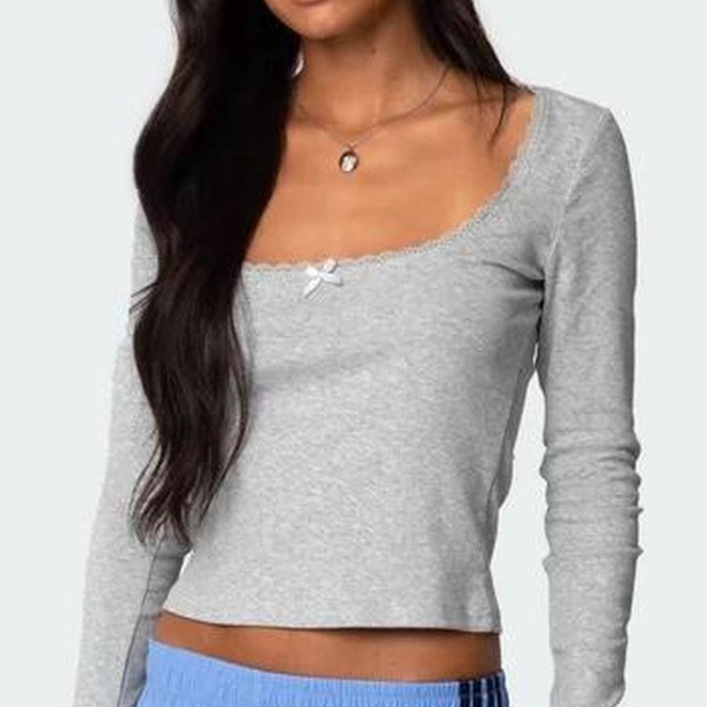 light gray long sleeve edikted top
